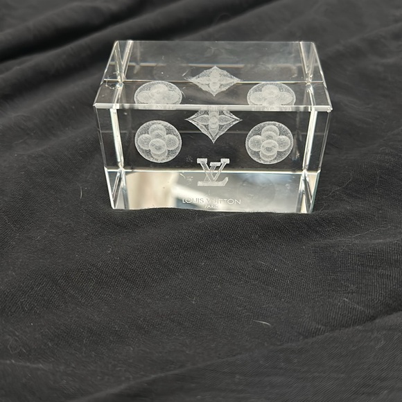 Louis Vuitton crystal paperweight - Picture 2 of 2